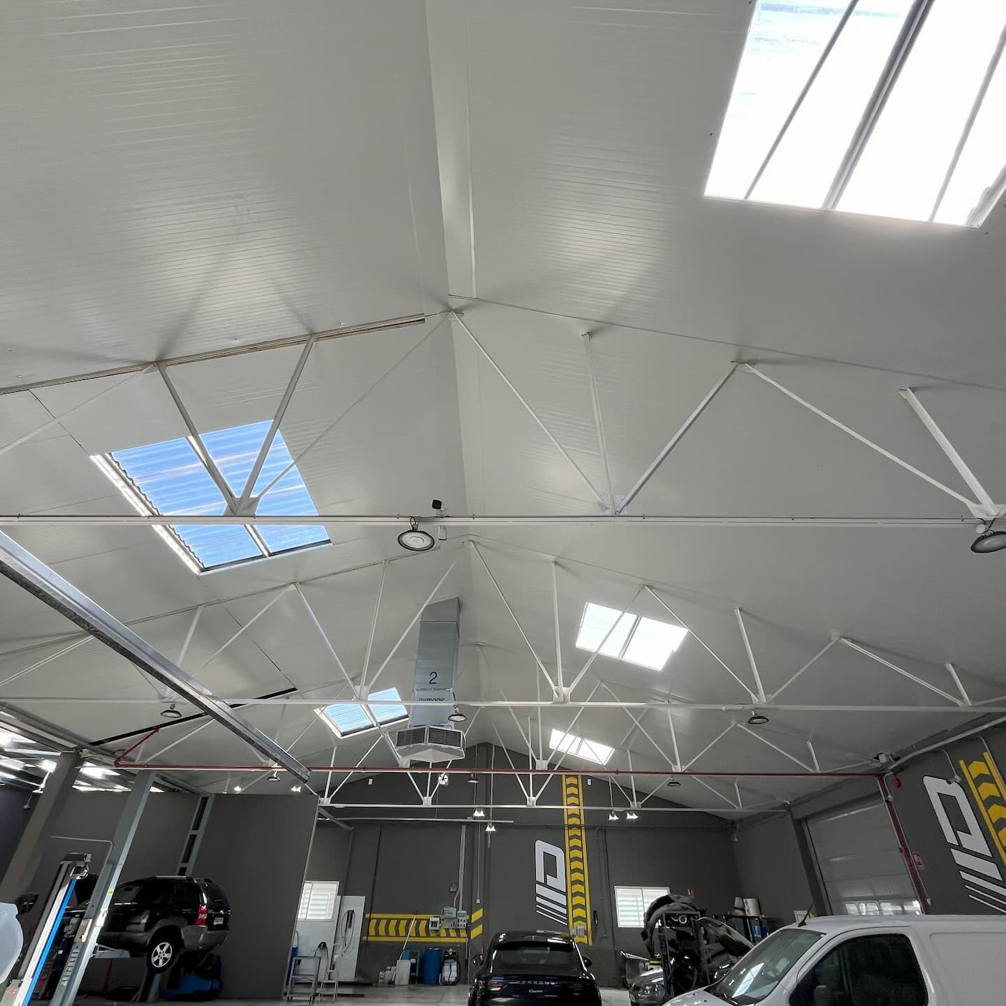 falso techo con panel tipo sandwich aistech