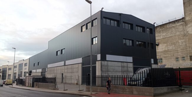 instalación de fachada con panel sandwich negro