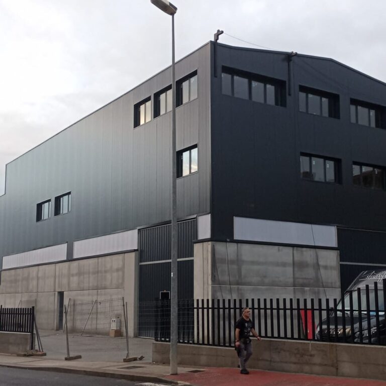 instalación de fachada con panel sandwich negro